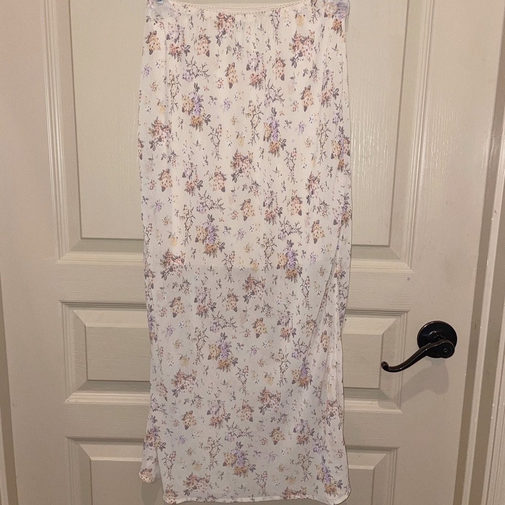 *** SOLD *** SOLD *** Wild Fable Floral MIDI Skirt Size XS